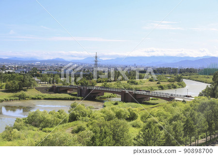 從玻璃金字塔看到的北海道/札幌 Moerenumakoen Mizugo 東大橋和札幌市 90898700