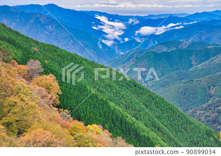 [Wakayama Prefecture] October, the autumn leaves season has arrived, and the view from the Koya Ryujin skyline after the rain 90899034