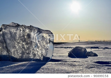 Jewelry ice that reflects the sunset 90899158