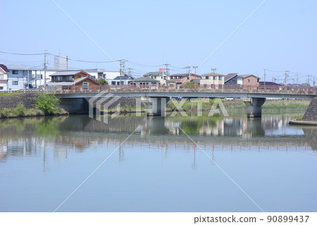 Ayase River scenery and blue sky: Soka City, Saitama Prefecture, Japan 90899437