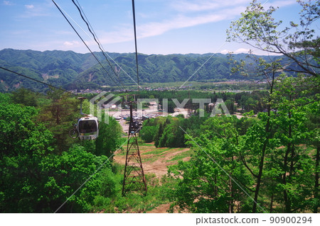 View of the foot of the mountain station from the fresh green Hakuba Iwatake Mountain Resort gondola "Noah" 90900294