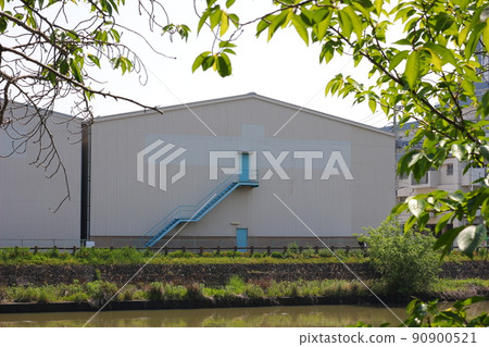 沿河的工廠和倉庫。用於製造和分銷行業的出租倉庫和工廠。 90900521