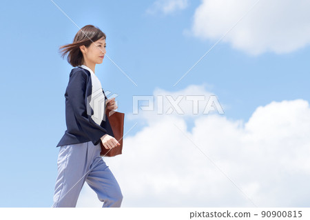 一個在藍天下瀟灑走的女商人 90900815