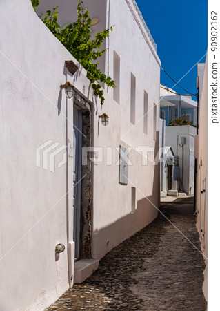 Fira townscape and narrow alleys on Santorini, Greece 90902162