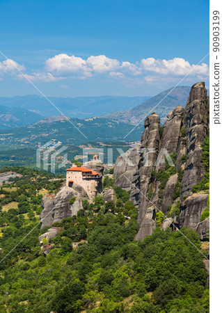 聖尼古拉斯阿納帕胡薩斯修道院位於希臘邁泰奧拉懸崖的一座岩石山上,以及它後面的山脈 聖尼古拉斯阿納帕胡薩斯修道院位於希臘邁泰奧拉懸崖的一座岩石山上,以及它後面的山脈 90903199