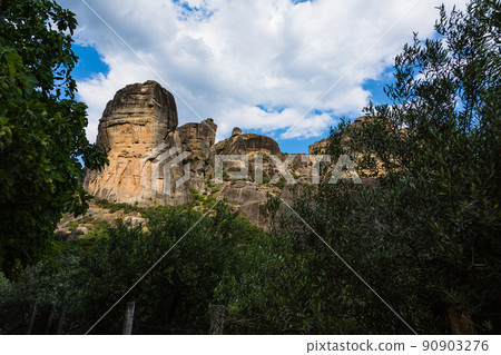 從徒步路線到希臘的 Agia Triada 修道院看到的邁泰奧拉奇怪的岩層 90903276