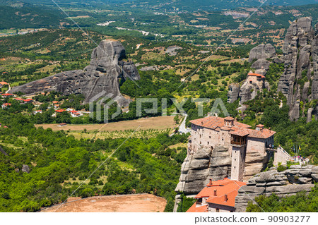 希臘邁泰奧拉岩石峭壁上的盧薩努修道院和聖尼古拉斯阿納帕胡薩斯修道院 90903277