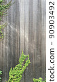 常春藤爬行的天然板牆的背景 90903492