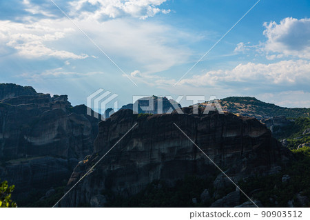 希臘邁泰奧拉 Agia Triada 修道院周圍的特殊岩石 90903512