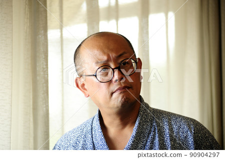 穿浴衣的中年男子 穿浴衣的中年男子 90904297