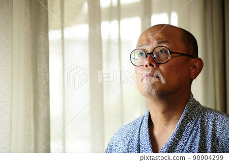 穿浴衣的中年男子 穿浴衣的中年男子 90904299
