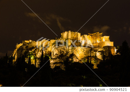 從希臘雅典的 Areopagus 山看到的雅典衛城和帕台農神廟夜間照明 90904521