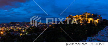 The night view from the Areopagus hill in Athens, Greece, and the illuminated Acropolis and Parthenon 90904595