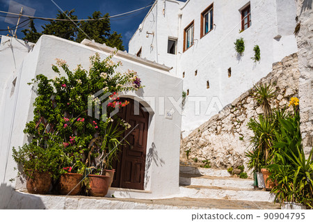 White streets of the old town of Lindos on the island of Rhodes, Greece 90904795