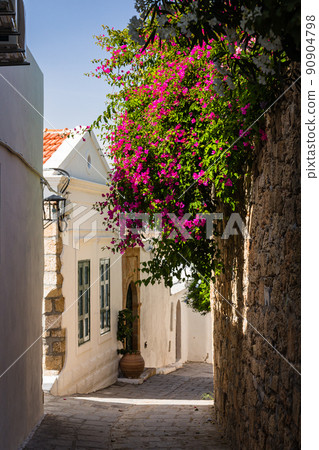 White streets of the old town of Lindos on the island of Rhodes, Greece 90904798