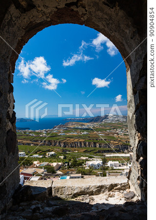 從希臘聖托里尼島皮爾戈斯村城堡遺址的山丘上俯瞰整個島嶼 90904854