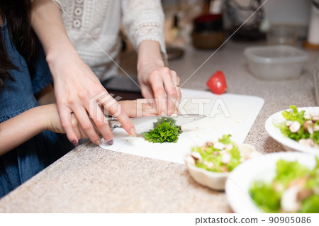 Parents and children making salads Parents and children making salads 90905086