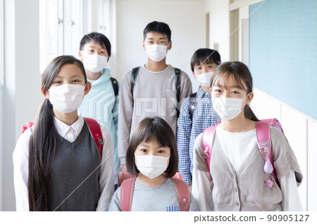 Elementary school students wearing masks and going to school 90905127