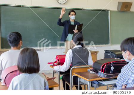 一位老師早上在班主任檢查出勤情況 90905179