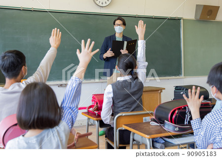 A teacher checking attendance in the homeroom in the morning 90905183