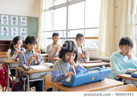 上音樂課的小學生 90905441