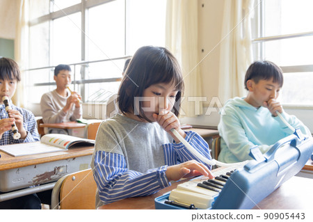 上音樂課的小學生 90905443