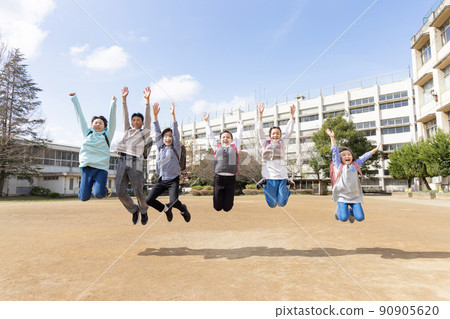 Elementary school student to jump 90905620