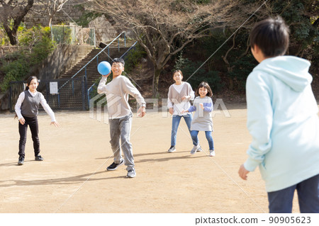 打躲避球的小學生 打躲避球的小學生 90905623