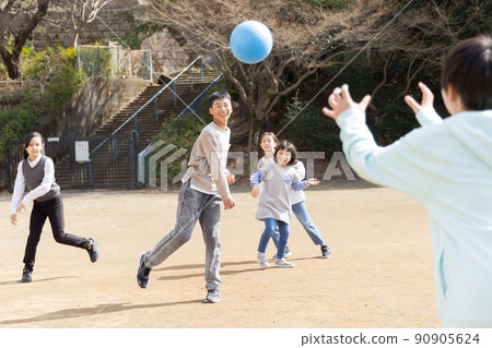 打躲避球的小學生 90905624