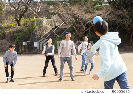 打躲避球的小學生 90905625