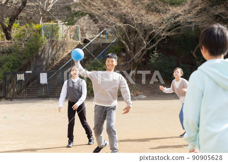 打躲避球的小學生 打躲避球的小學生 90905628
