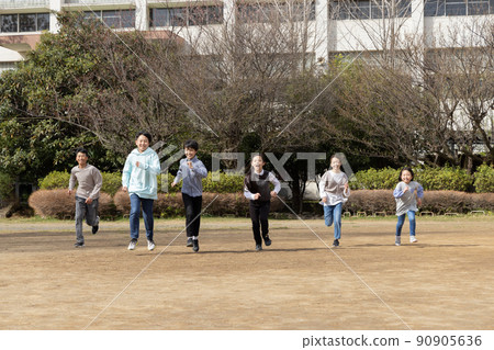 Elementary school student running 90905636