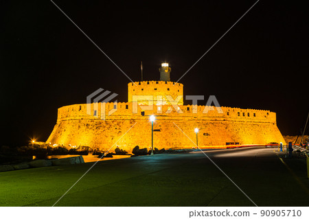 希臘羅得島曼德拉基港燈火通明的聖尼古拉斯堡壘 希臘羅得島曼德拉基港燈火通明的聖尼古拉斯堡壘 90905710