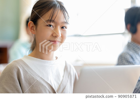 A girl who operates a personal computer 90905871