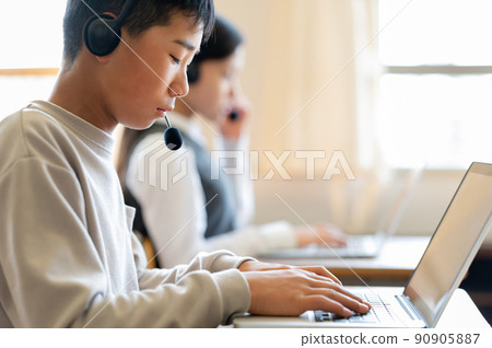 小學學校電腦教室學校生活形象 小學學校電腦教室學校生活形象 90905887