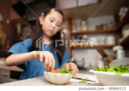 做沙拉的女孩 做沙拉的女孩 90906313
