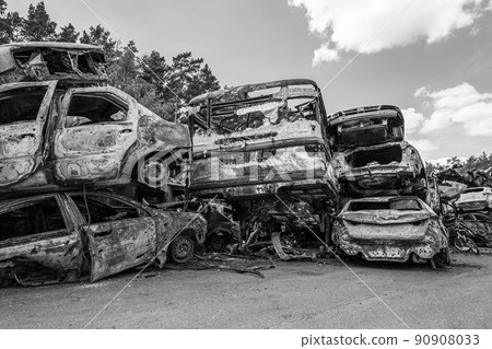 War-destroyed cars in Irpin, Bucha district, Ukraine, black and white 90908033