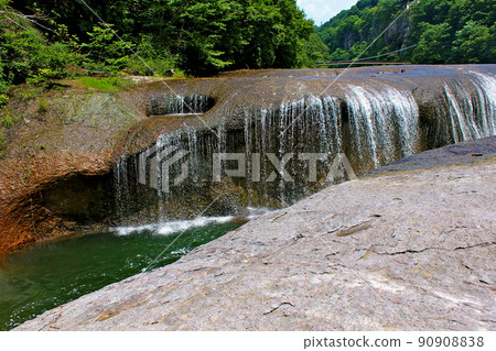 [Gunma] Summer Fukiwari Valley Fukiwari Falls and Fukiwari Bridge in the distance 90908838