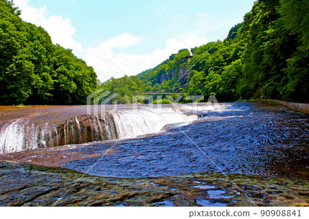 【群馬】夏日吹折谷吹折瀑布和遠處吹折橋 90908841