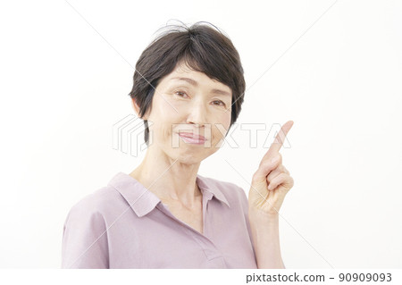 指向右邊的白色背景的中年婦女 90909093