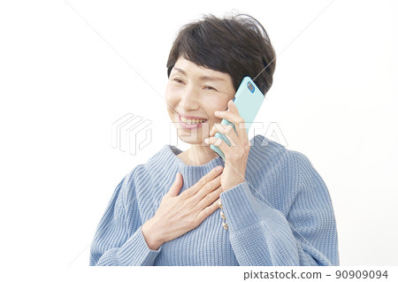 一位用智能手機打電話並在白色背景上撫摸胸部的中年婦女 90909094
