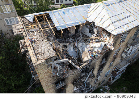 War-torn building in the city of Makariv, Ukraine 90909348