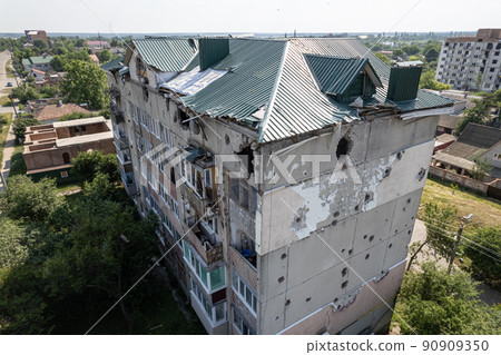 War-torn building in the city of Makariv, Ukraine 90909350