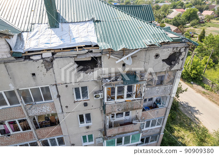 War-torn building in the city of Makariv, Ukraine 90909380