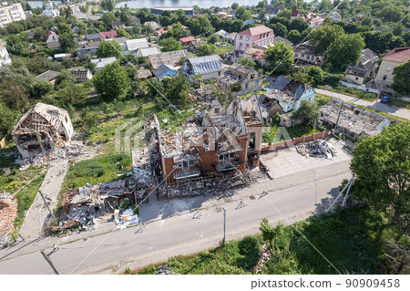 War-torn building in the city of Makariv, Ukraine 90909458