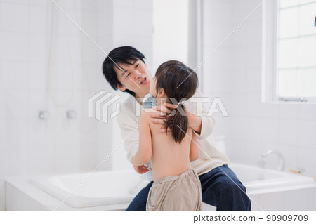 爸爸在浴缸裡擦女兒的身體 爸爸在浴缸裡擦女兒的身體 90909709