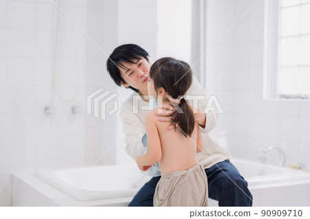 Dad wiping his daughter's body in the bath Dad wiping his daughter's body in the bath 90909710