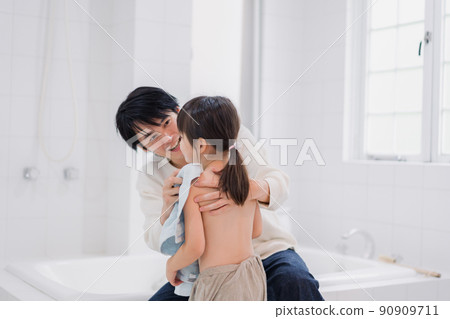 Dad wiping his daughter's body in the bath Dad wiping his daughter's body in the bath 90909711