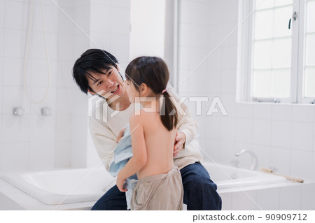 爸爸在浴缸裡擦女兒的身體 爸爸在浴缸裡擦女兒的身體 90909712