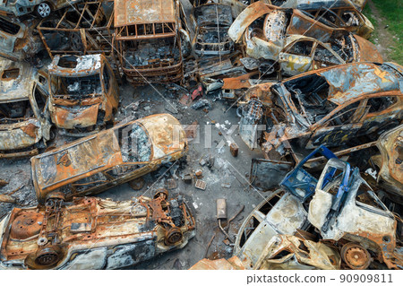 War in Ukraine: a dump of shot and burned cars in Irpin, Bucha district 90909811